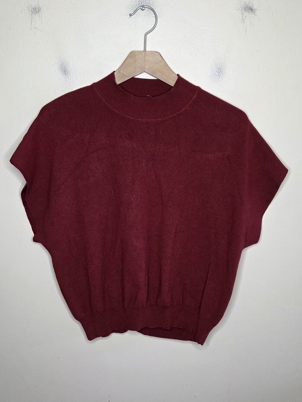 Everyday Chic Boutique Burgundy Cap Sleeve Mockneck Sweater Vest Size Medium